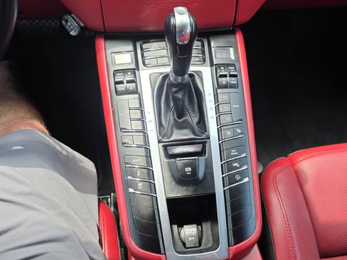 Used 2018 Porsche Macan Turbo AWD/4WD image 32