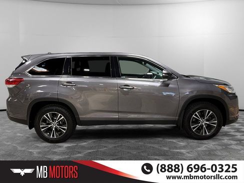 Used 2019 Toyota Highlander LE image 2