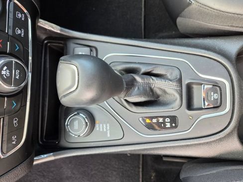 Used 2021 Jeep Cherokee High Altitude AWD/4WD image 9