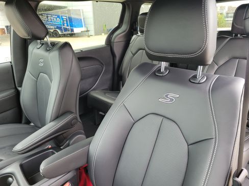 New 2026 Chrysler Pacifica Select image 15