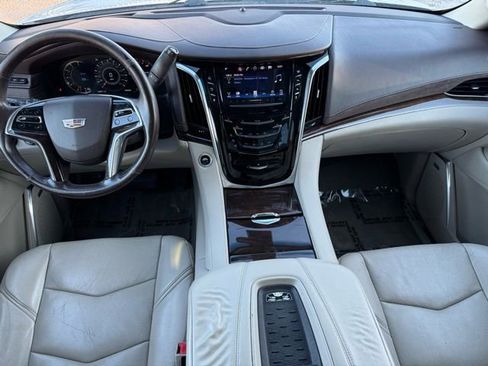 Used 2016 Cadillac Escalade ESV Luxury image 16