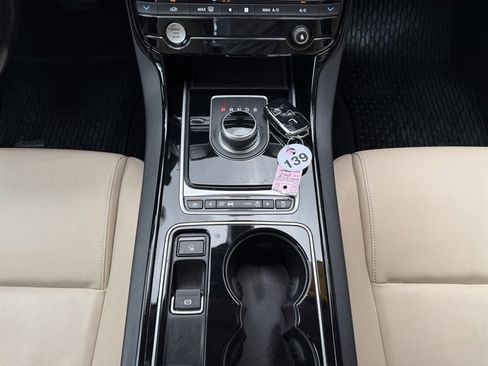 Used 2017 Jaguar XE Premium RWD image 27