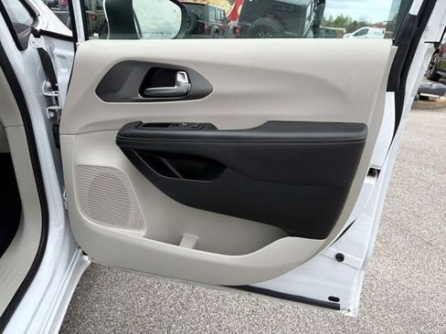 Used 2023 Chrysler Pacifica Touring-L FWD image 35