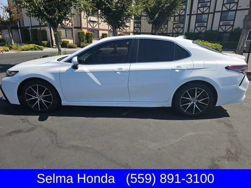 Used 2024 Toyota Camry SE FWD image 1