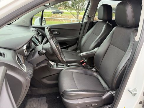 Used 2017 Chevrolet Trax LT w/ LT Convenience Package AWD/4WD image 21