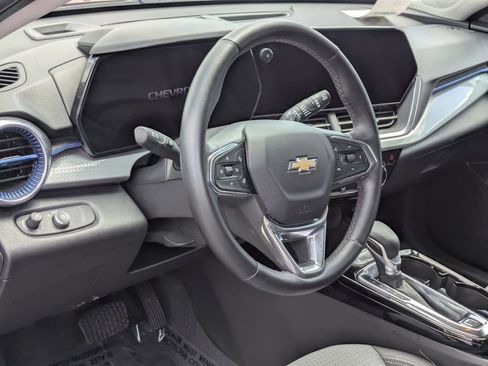 Used 2025 Chevrolet Trax LT w/ LT Convenience Package image 13