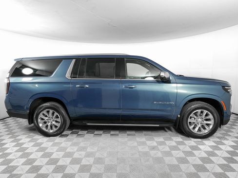 Used 2025 Chevrolet Suburban Premier image 4