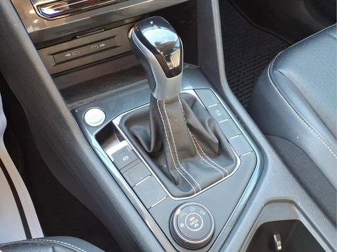 Used 2024 Volkswagen Tiguan SE image 9