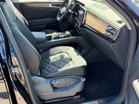 Used 2025 Volkswagen Atlas SE image 25