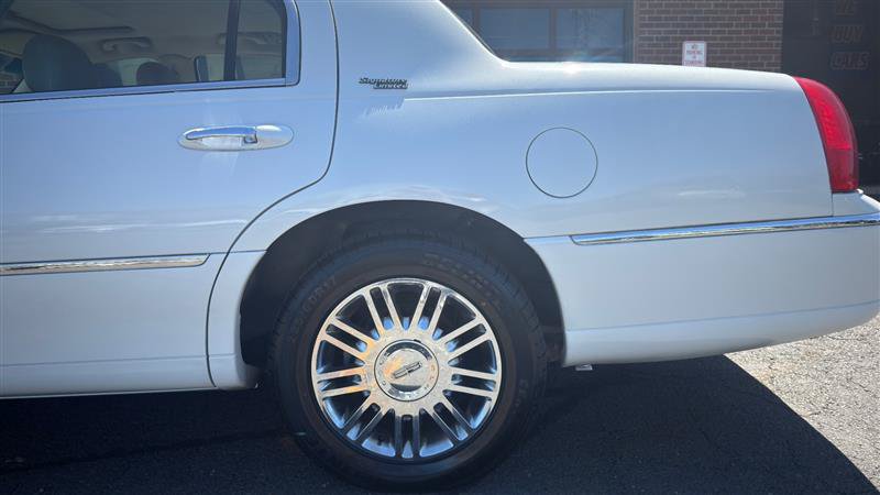 Used 2007 Lincoln Town Car Signature Limited RWD image 8