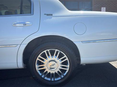 Used 2007 Lincoln Town Car Signature Limited RWD image 8