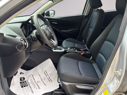 Used 2019 Toyota Yaris LE image 9