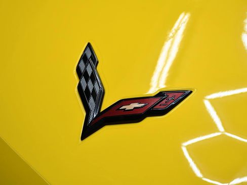 Used 2015 Chevrolet Corvette Z06 w/ 3LZ Preferred Equipment Group RWD image 3