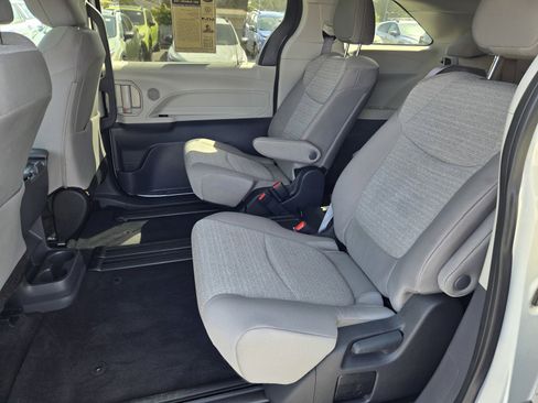Used 2024 Toyota Sienna LE FWD image 11