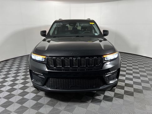Used 2023 Jeep Grand Cherokee Limited w/ Luxury Tech Group II AWD/4WD image 2