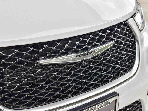 New 2026 Chrysler Pacifica Pinnacle w/ Trailer Tow Group AWD/4WD image 9