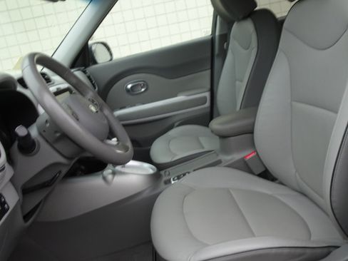 Used 2017 Kia Soul EV + image 10