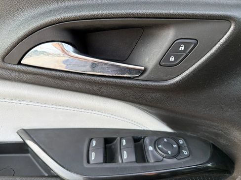 Used 2024 Chevrolet Trax LT w/ Sunroof Package FWD image 10