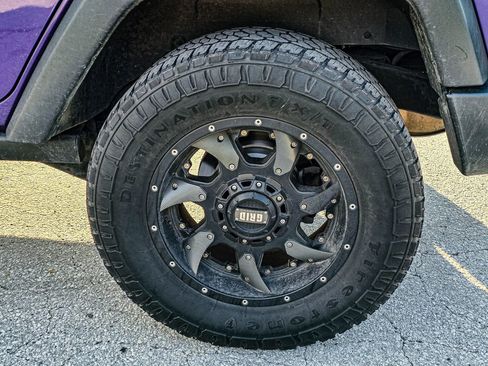 Used 2018 Jeep Wrangler Unlimited Rubicon w/ Connectivity Group AWD/4WD image 7