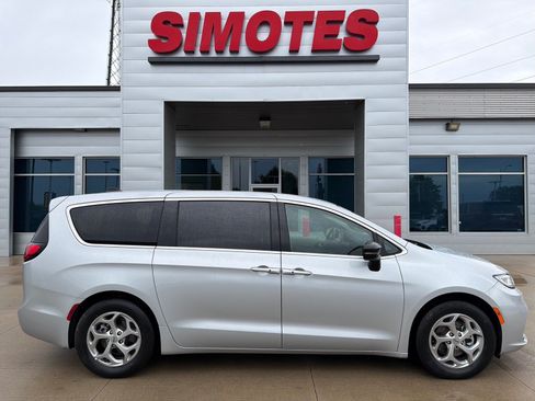 Used 2024 Chrysler Pacifica Limited FWD image 1