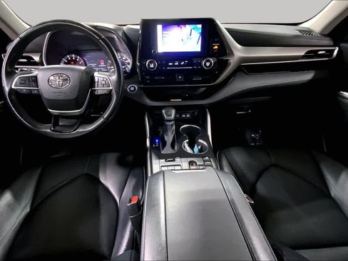 Used 2023 Toyota Highlander XLE AWD/4WD image 16