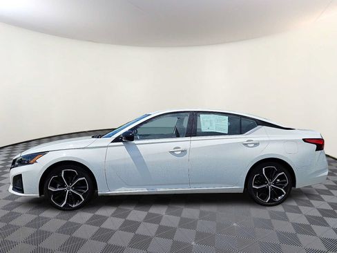 Used 2023 Nissan Altima 2.5 SR FWD image 7