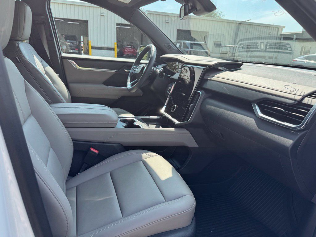 Used 2025 GMC Acadia Elevation w/ Elevation Premium Package FWD image 11