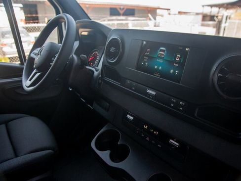 Used 2024 Mercedes-Benz Sprinter 2500 image 31