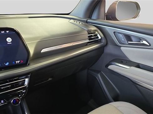 Used 2025 Chevrolet Traverse LT image 24