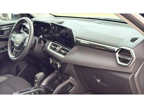 Used 2024 Chevrolet TrailBlazer LT FWD image 30