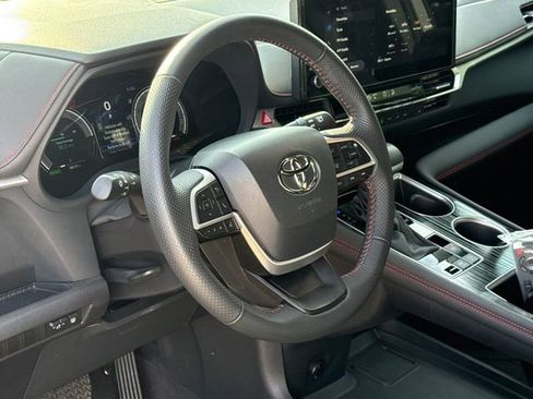 Used 2025 Toyota Sienna XSE w/ XSE Plus Package FWD image 18