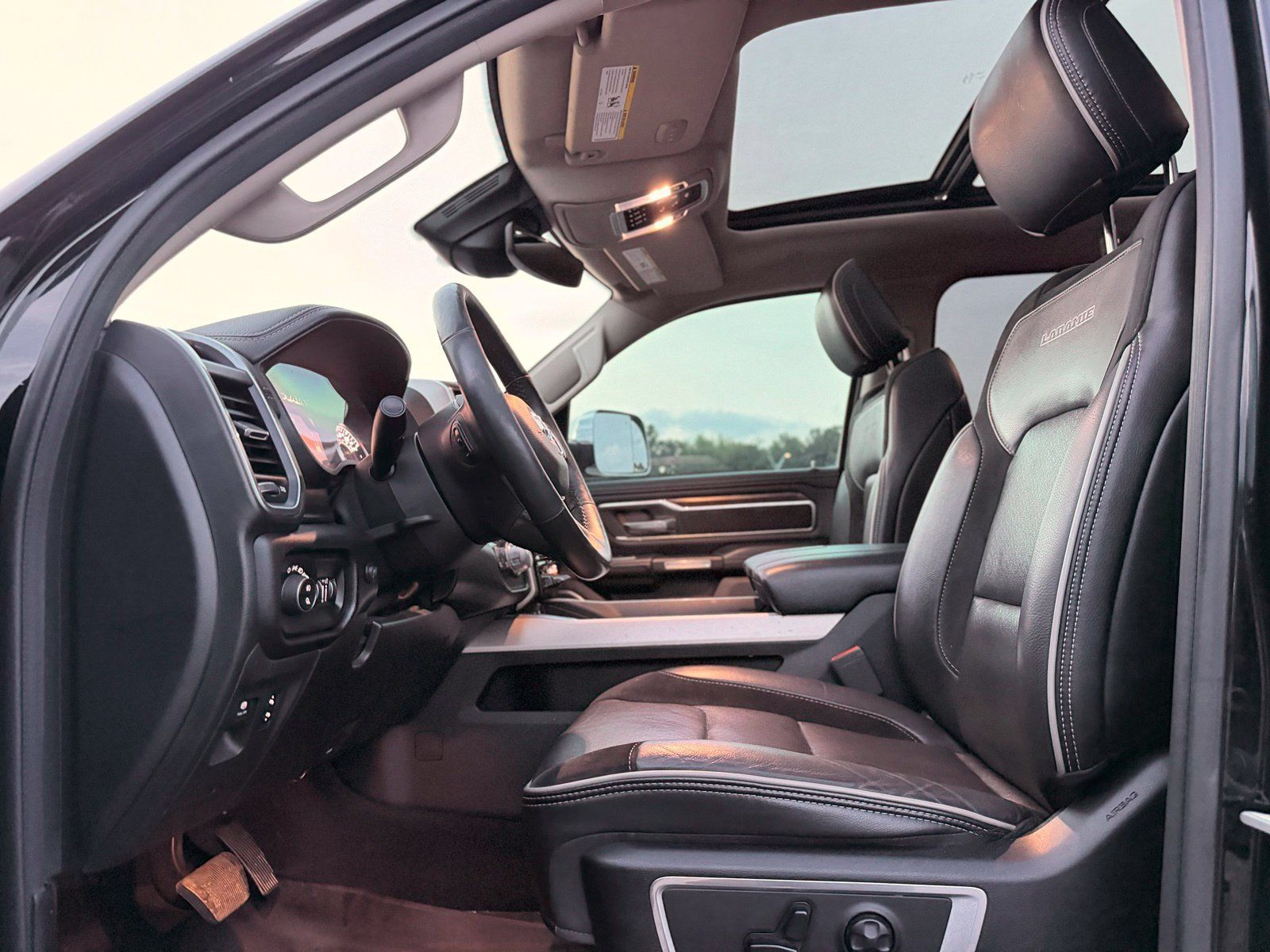 Used 2019 RAM 1500 Laramie AWD/4WD image 25