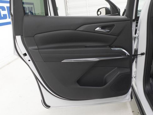 Used 2024 Chevrolet Traverse LT FWD image 38