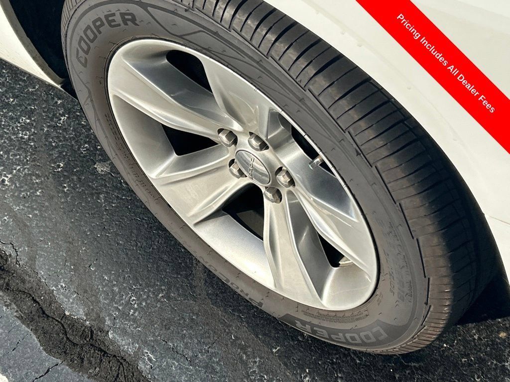 Used 2020 Dodge Challenger SXT RWD image 2