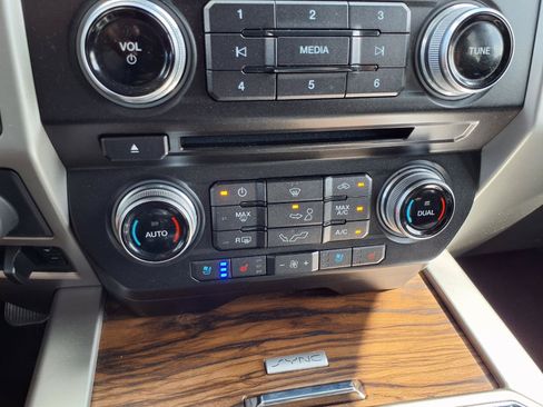 Used 2018 Ford F150 Lariat w/ Equipment Group 502A Luxury AWD/4WD image 7