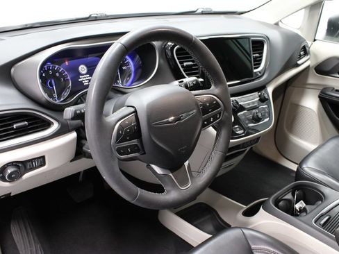 Used 2023 Chrysler Pacifica Touring-L FWD image 26