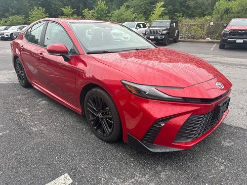 Used 2025 Toyota Camry SE FWD image 3