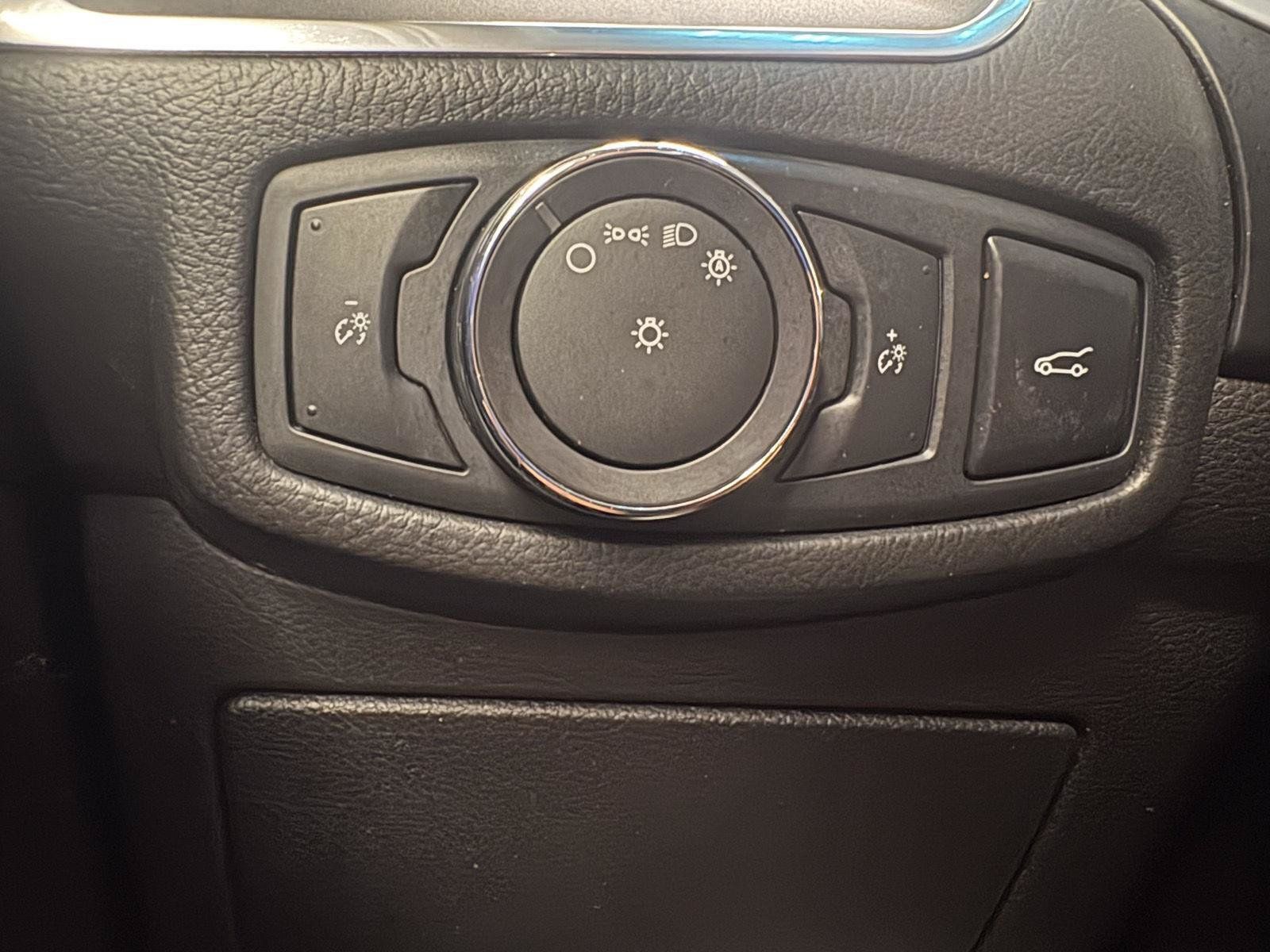 Used 2018 Ford Edge Titanium w/ Equipment Group 301A AWD/4WD image 27
