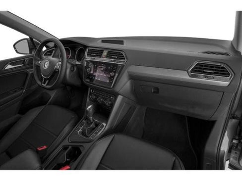 Used 2018 Volkswagen Tiguan SE image 16