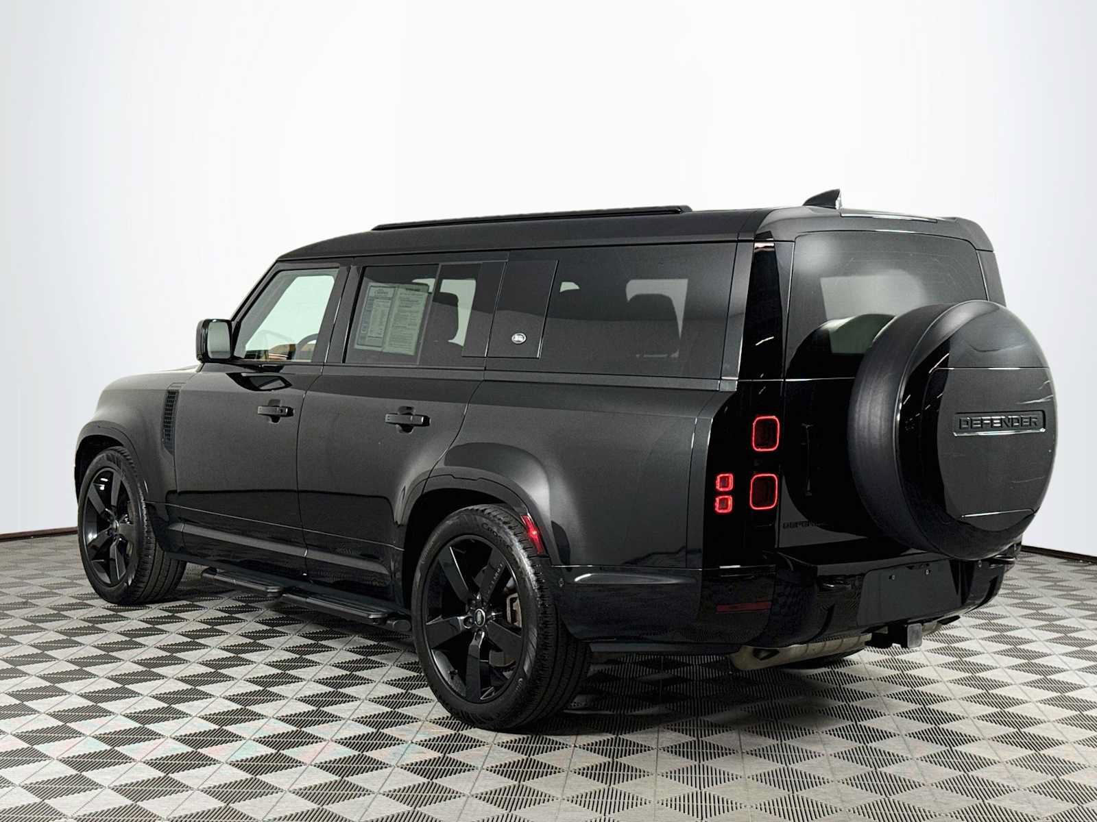 Used 2024 Land Rover Defender 130 X-Dynamic SE AWD/4WD image 7