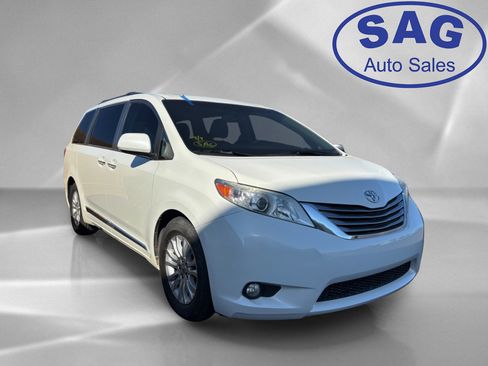 Used 2017 Toyota Sienna XLE w/ XLE Navigation Package FWD image 2