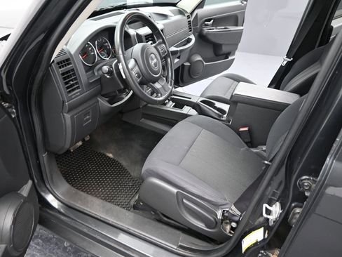 Used 2011 Jeep Liberty Sport image 11