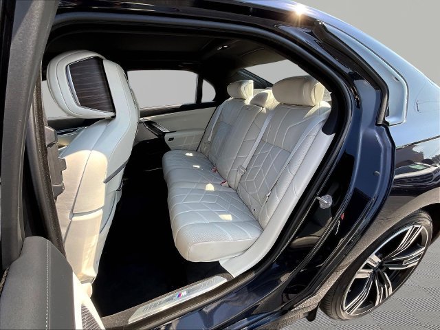 Used 2023 BMW i7 xDrive60 AWD/4WD image 22