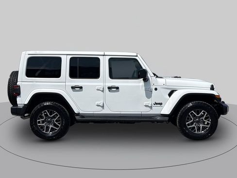 Used 2025 Jeep Wrangler Unlimited Sahara AWD/4WD image 2