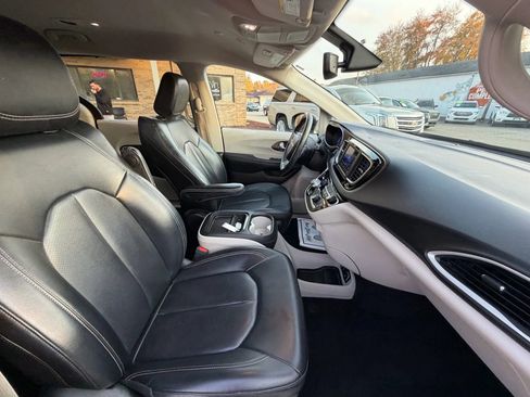 Used 2021 Chrysler Voyager Lxi image 11