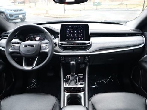 Used 2025 Jeep Compass Latitude image 12