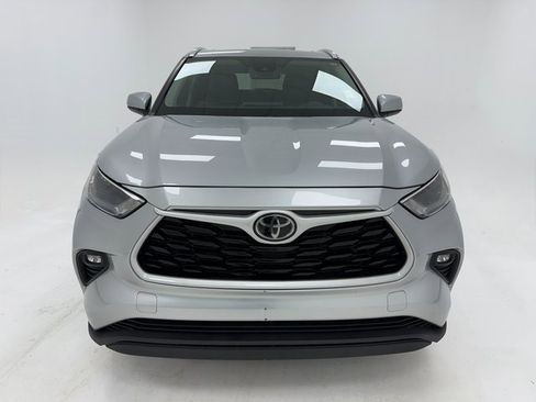 Used 2023 Toyota Highlander XLE image 3