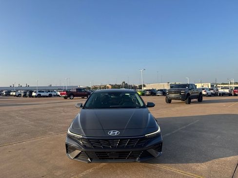 Used 2025 Hyundai Elantra SEL FWD image 5