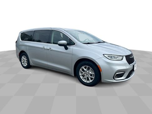 Used 2023 Chrysler Pacifica Touring-L FWD image 2