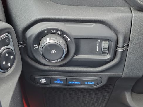 Used 2024 Jeep Wrangler Unlimited Sahara w/ Technology Group AWD/4WD image 10